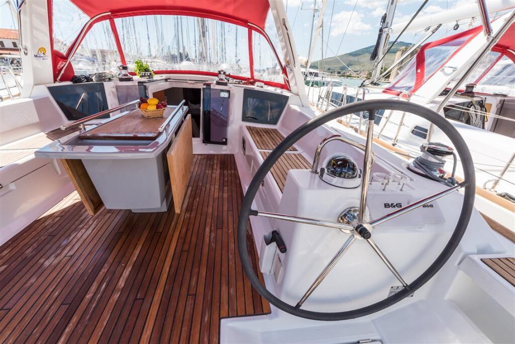 Sailing yacht 