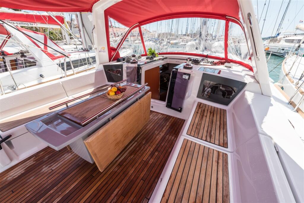 Sailing yacht 