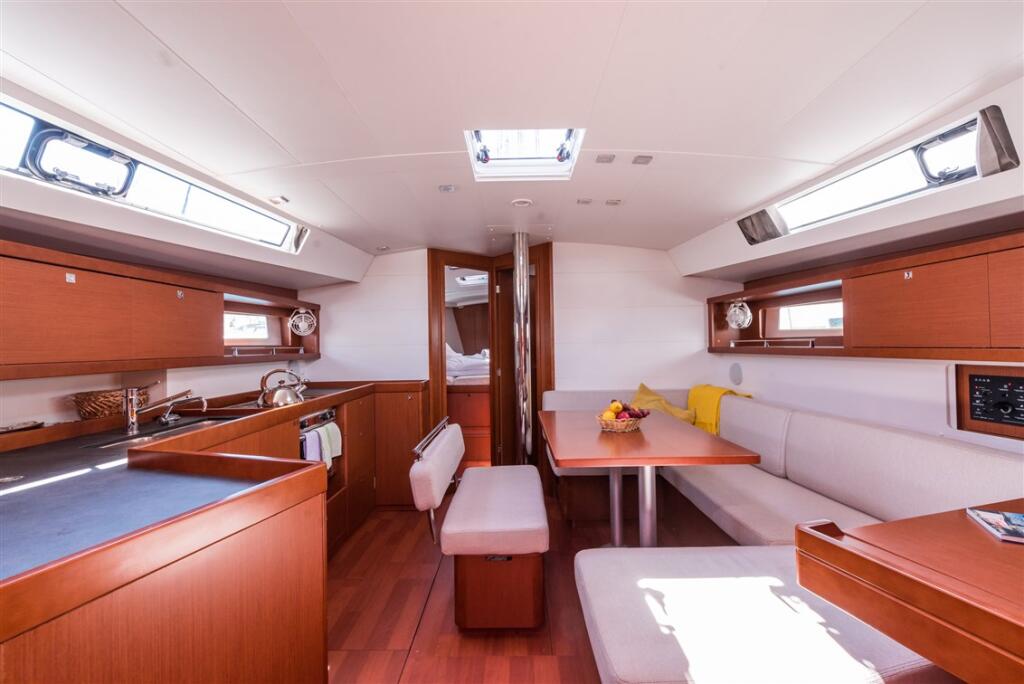 Sailing yacht 