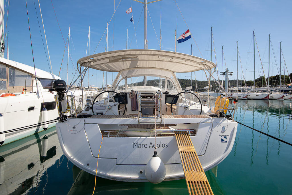 Sailing yacht 