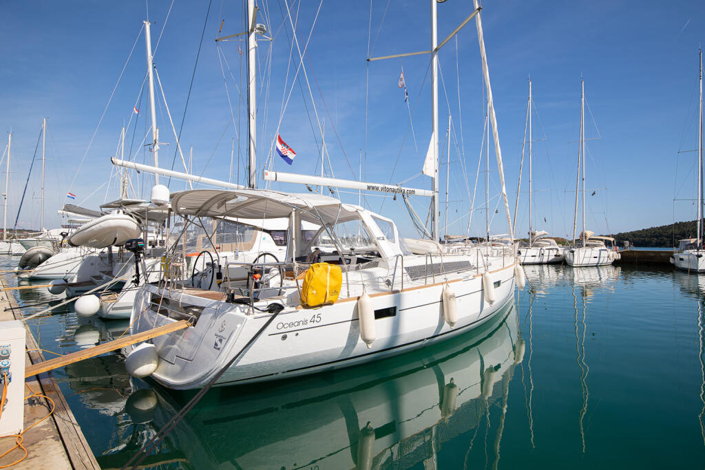 Sailing yacht 