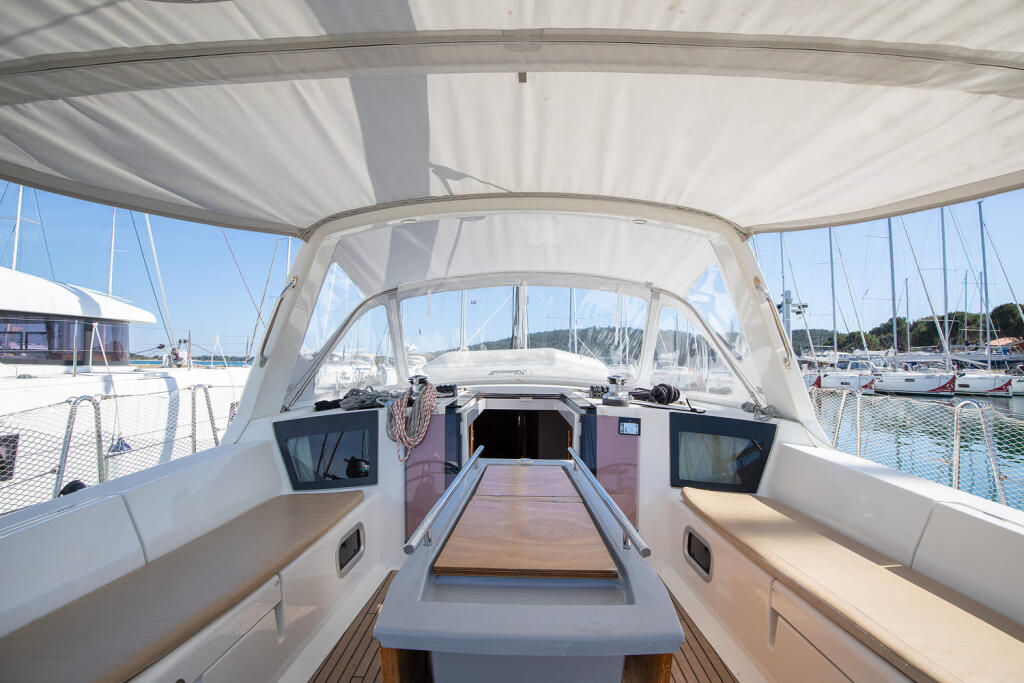 Sailing yacht 