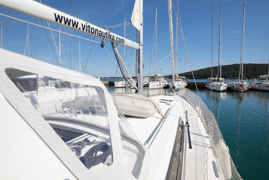 Sailing yacht 