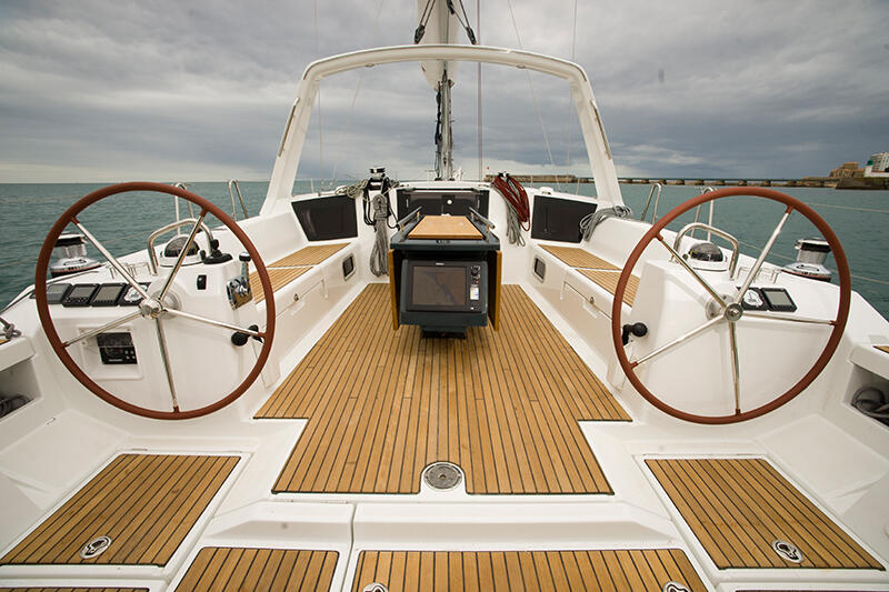 Sailing yacht 