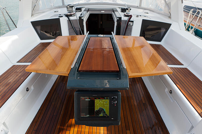 Sailing yacht 