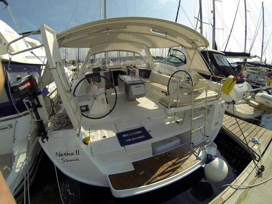 Sailing yacht 