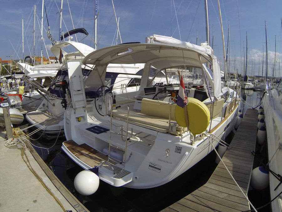 Sailing yacht 
