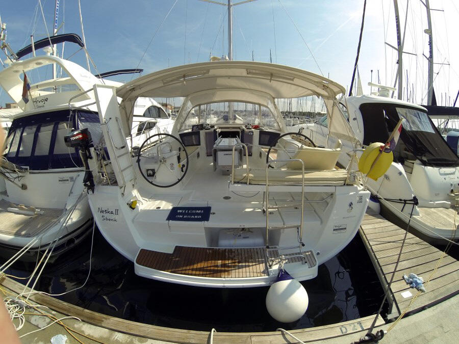 Sailing yacht 