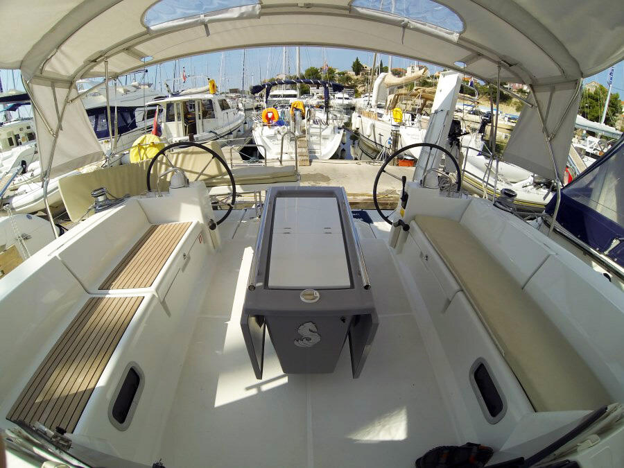 Sailing yacht 