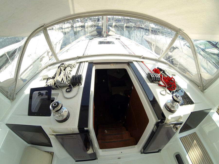 Sailing yacht 