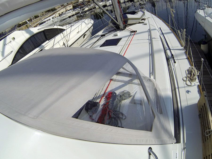 Sailing yacht 