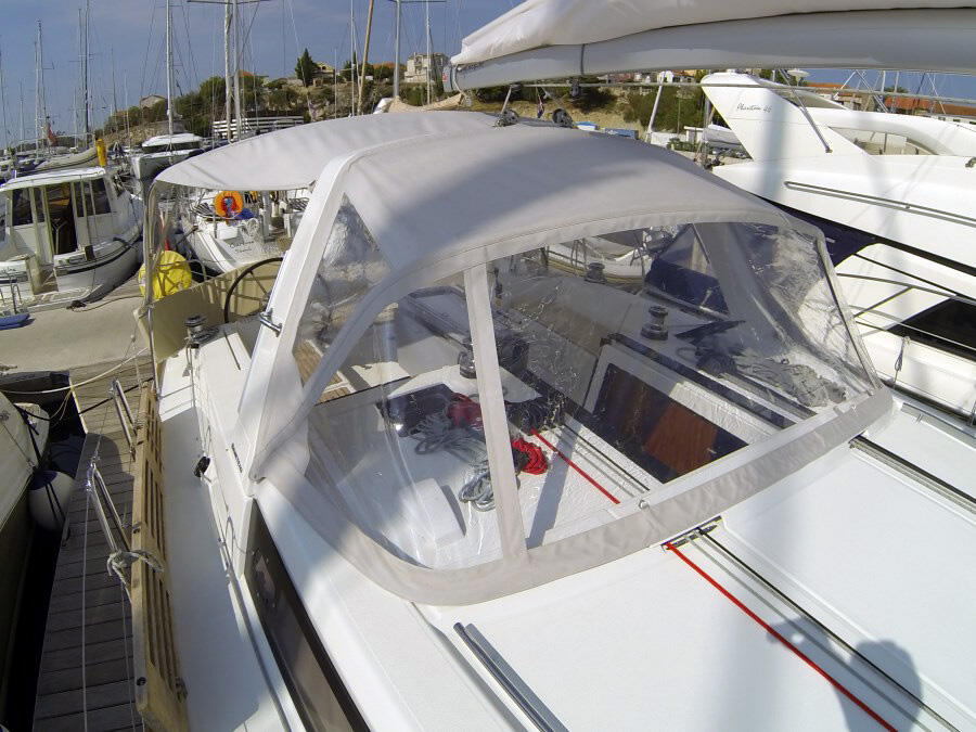 Sailing yacht 