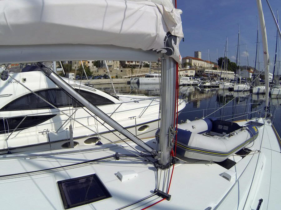 Sailing yacht 