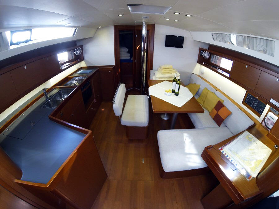 Sailing yacht 
