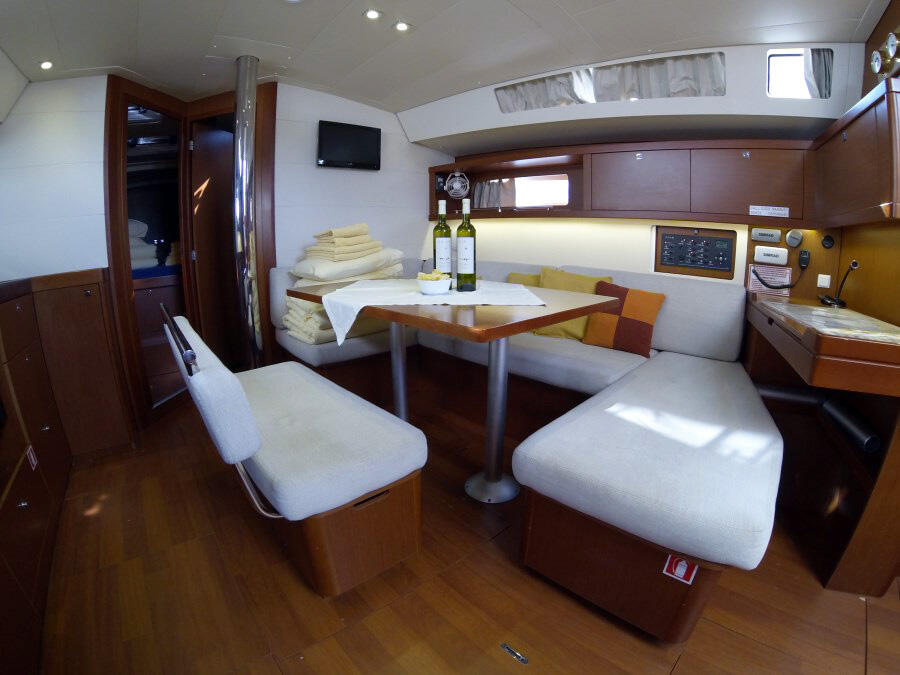 Sailing yacht 