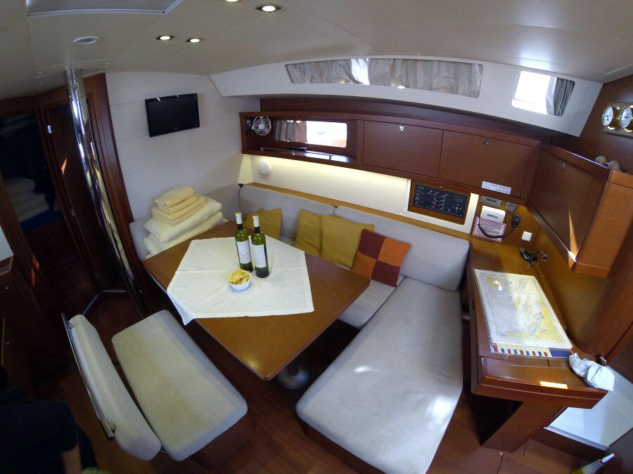 Sailing yacht 