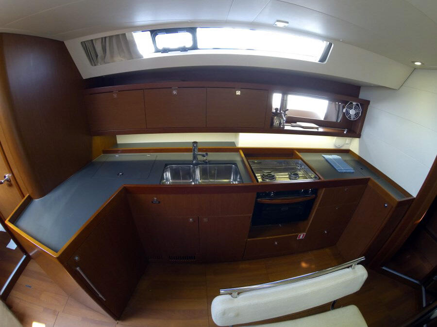 Sailing yacht 
