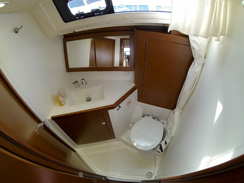 Sailing yacht 