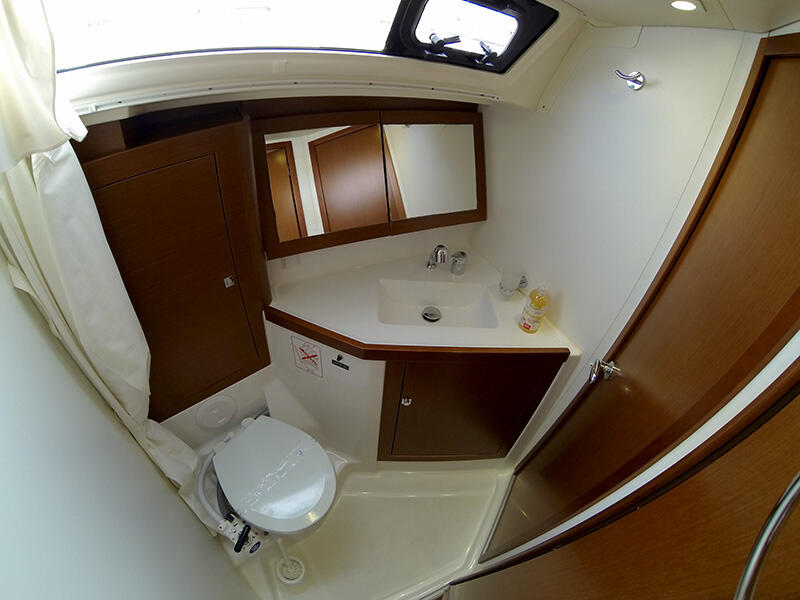 Sailing yacht 