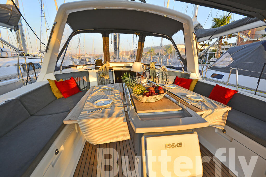 Sailing yacht 