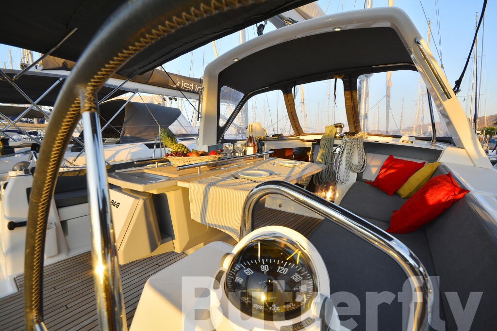 Sailing yacht 