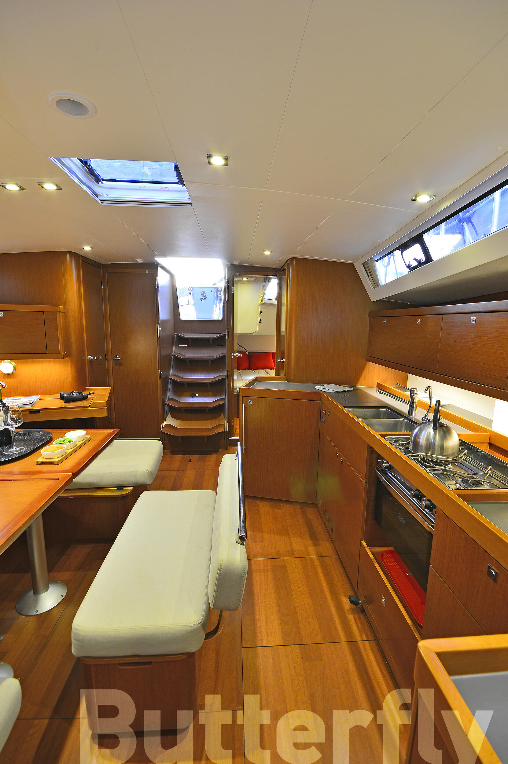 Sailing yacht 