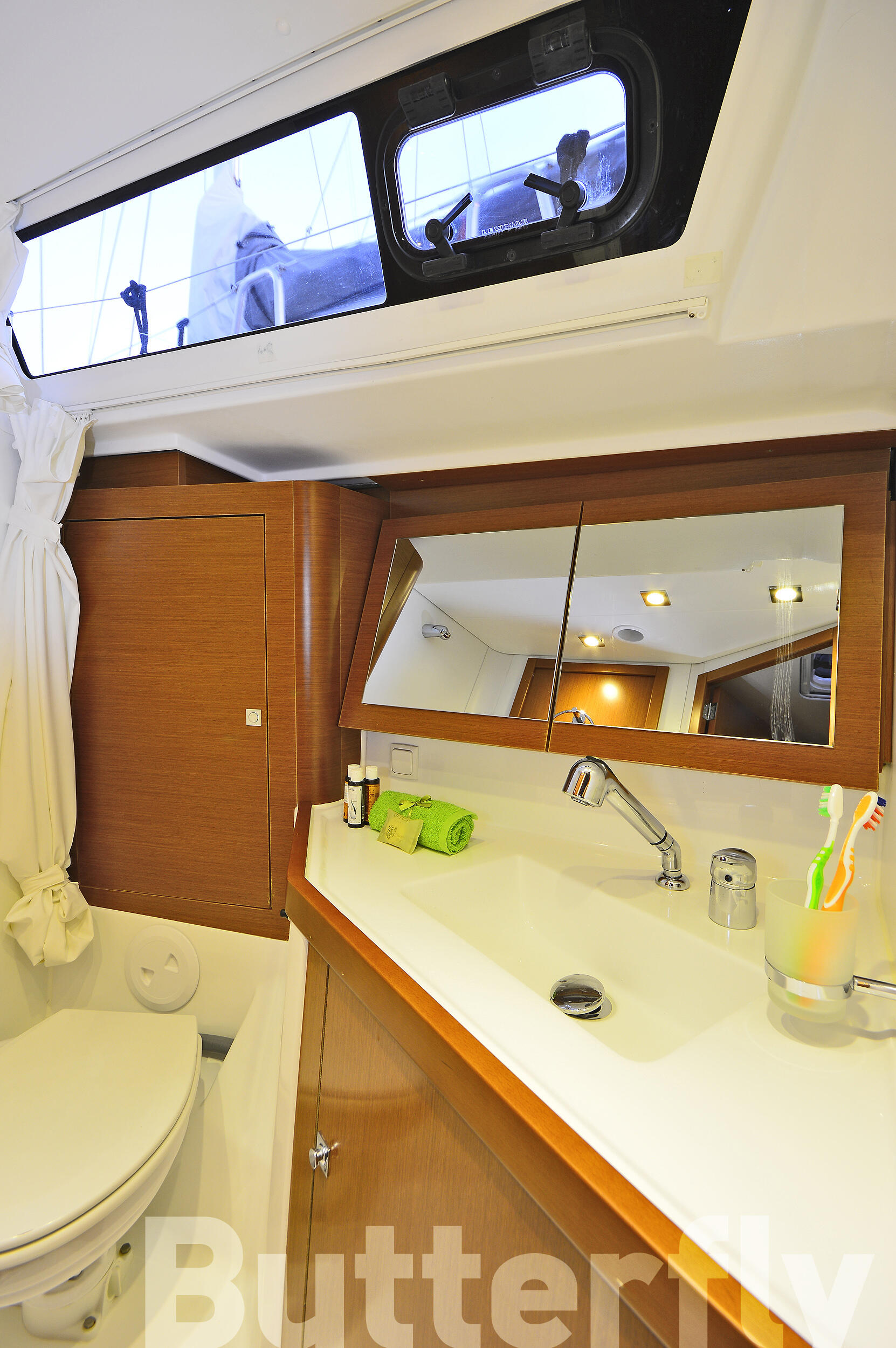 Sailing yacht 