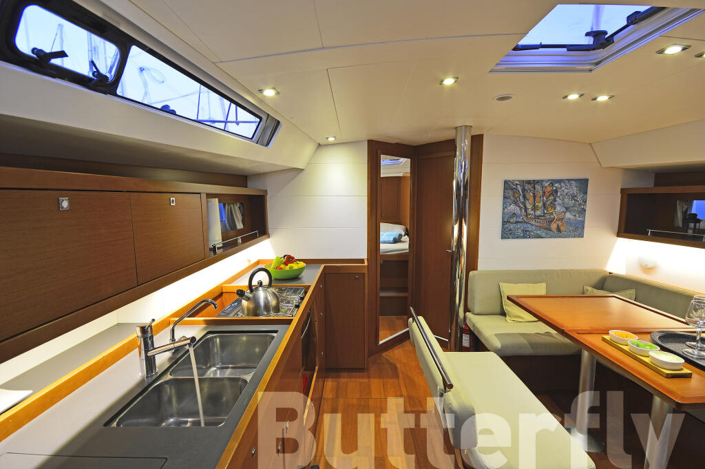 Sailing yacht 
