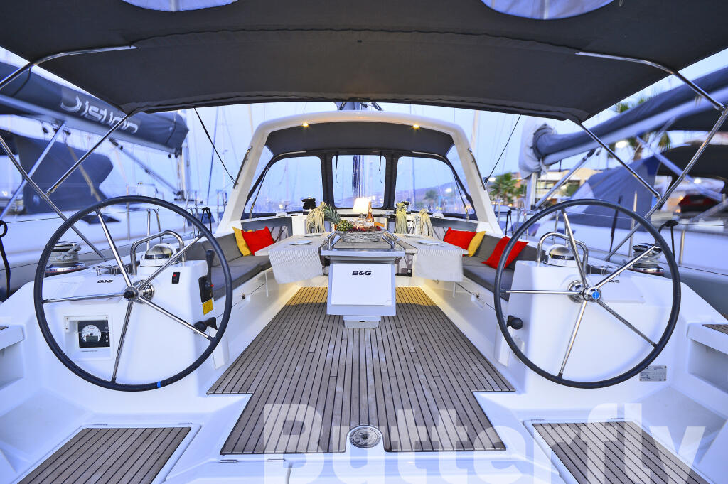 Sailing yacht 