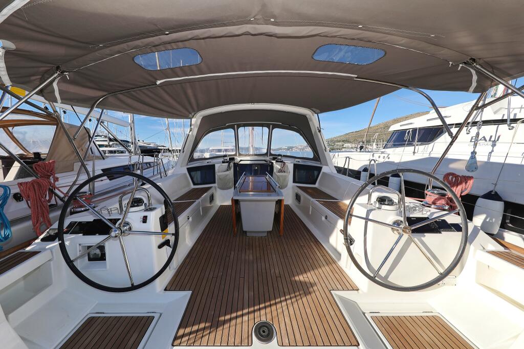 Sailing yacht 