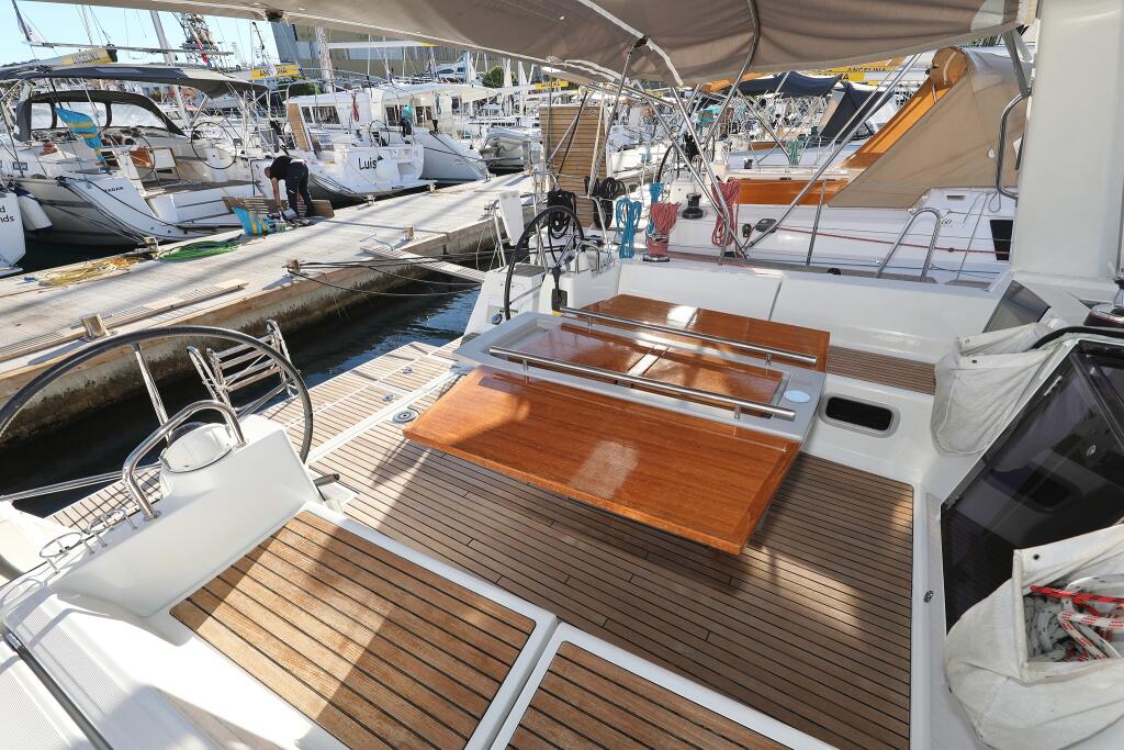 Sailing yacht 