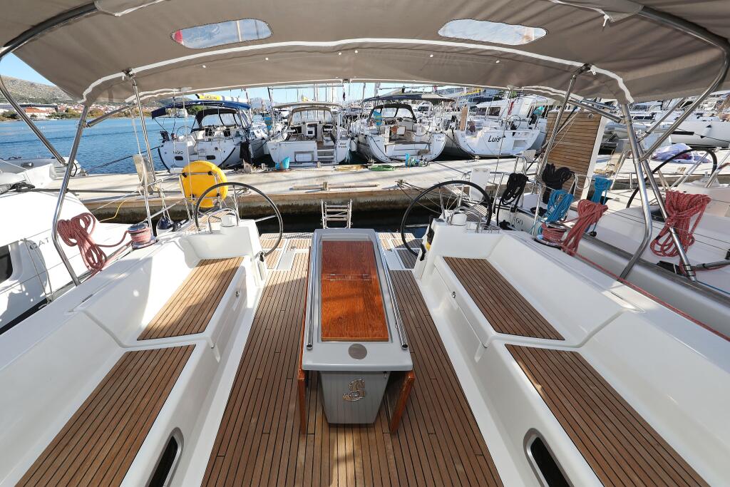 Sailing yacht 