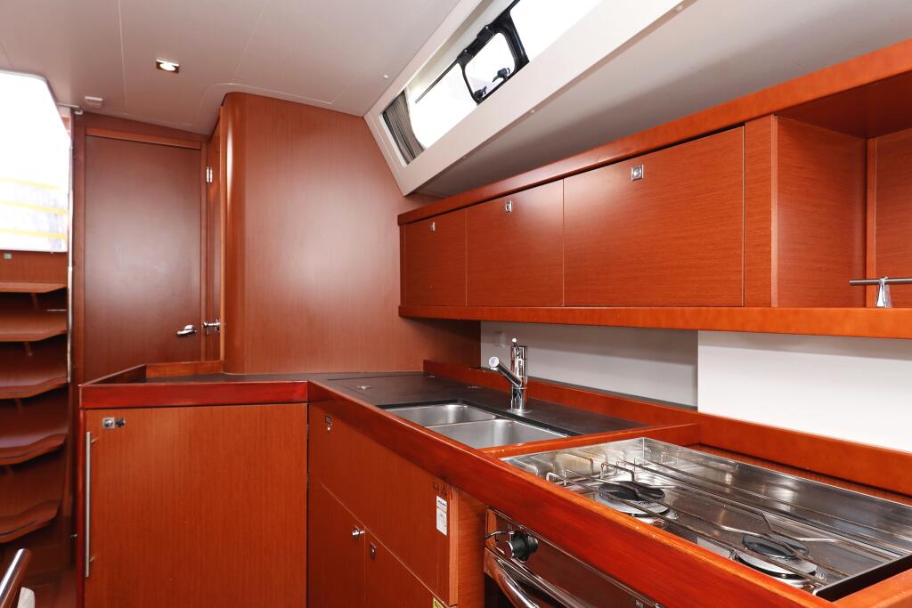 Sailing yacht 