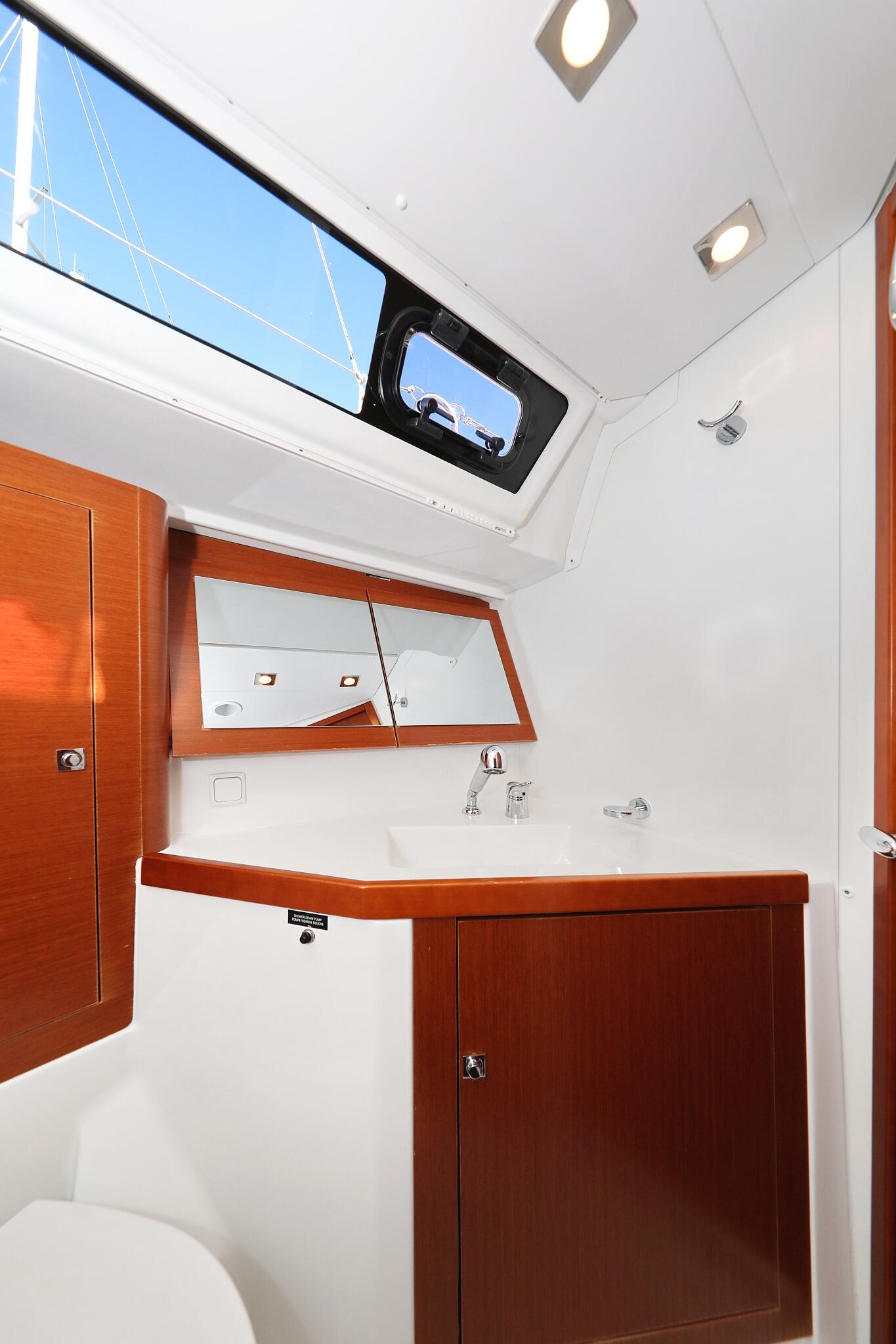 Sailing yacht 