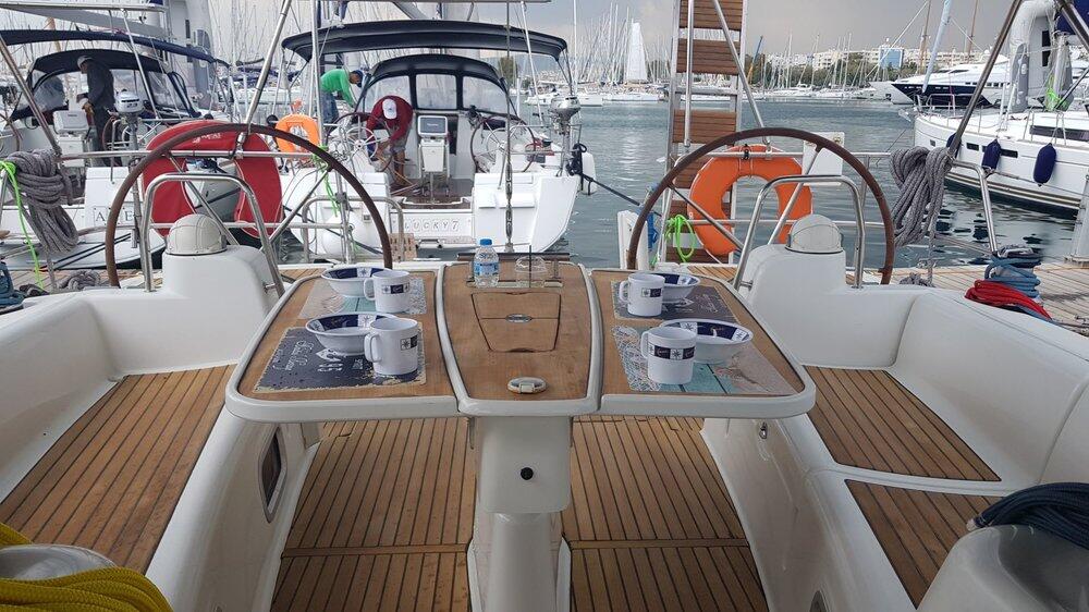 Sailing yacht 