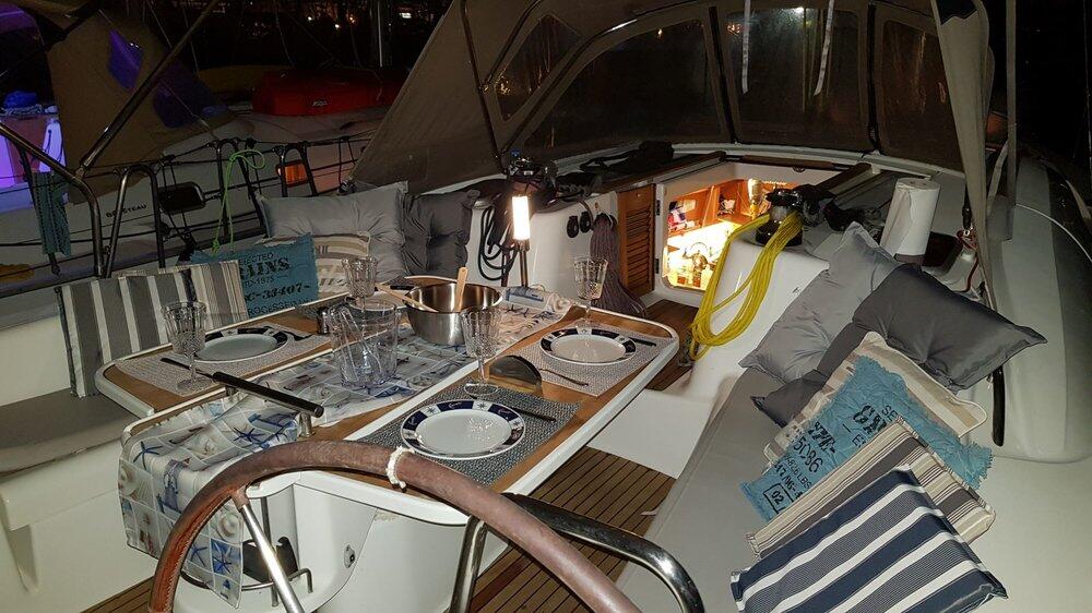 Sailing yacht 