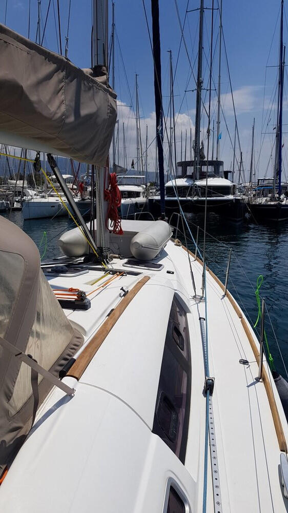 Sailing yacht 