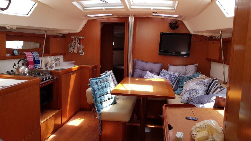 Sailing yacht 