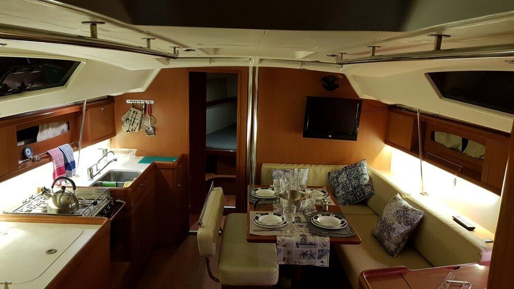 Sailing yacht 