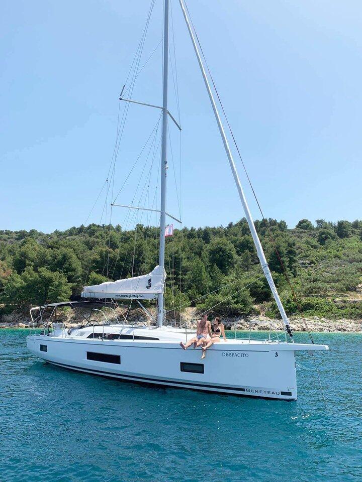 Sailing yacht 