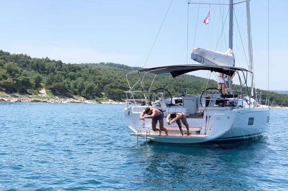 Sailing yacht 