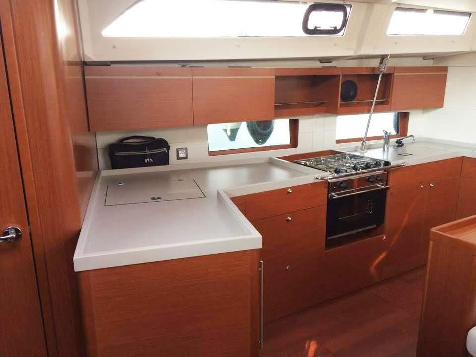 Sailing yacht 