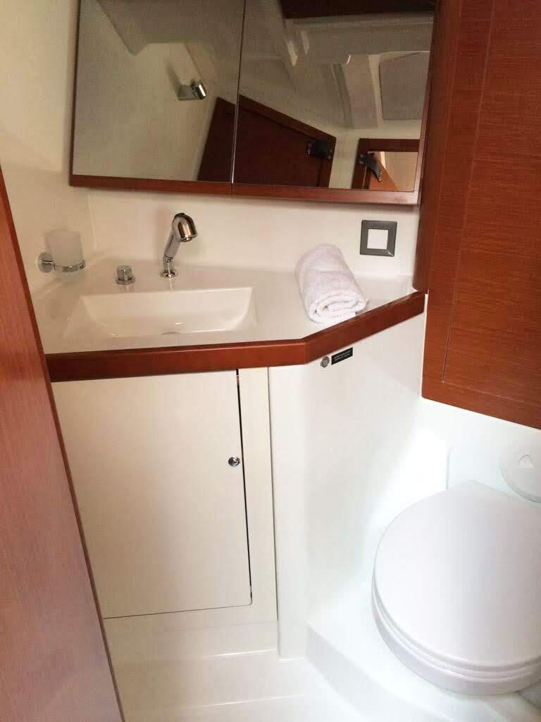Sailing yacht 