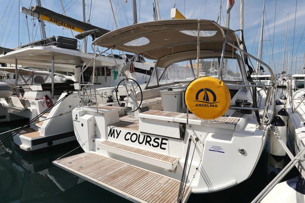 Sailing yacht 