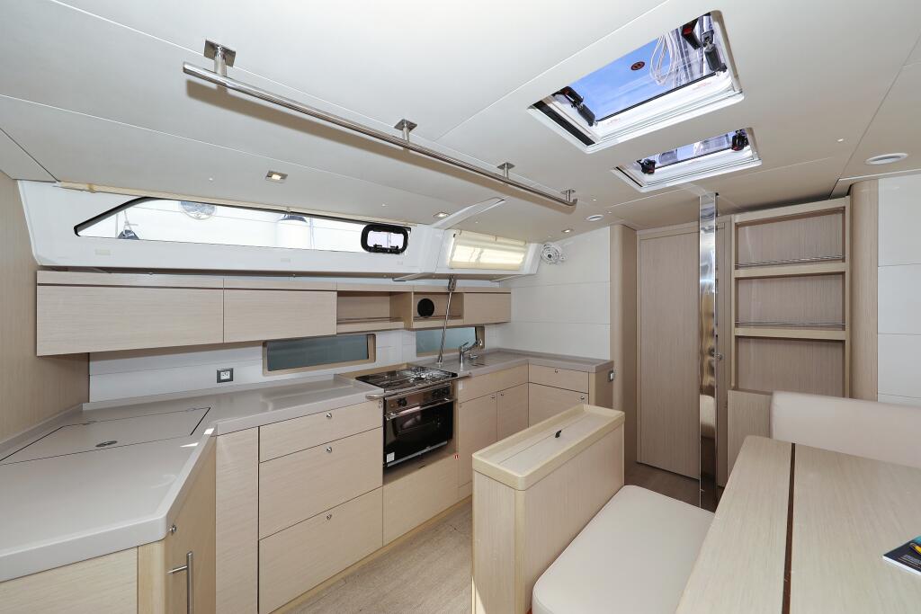 Sailing yacht 