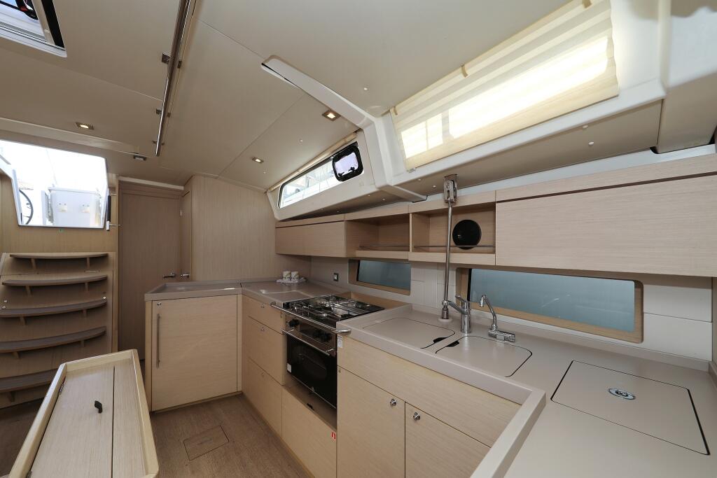 Sailing yacht 