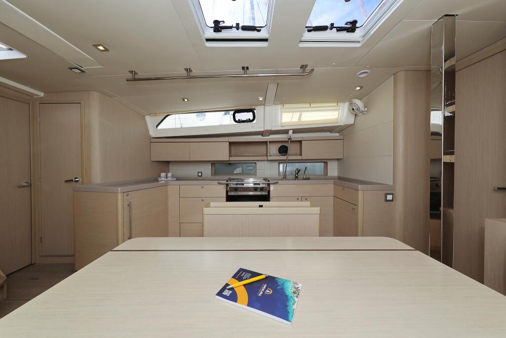 Sailing yacht 