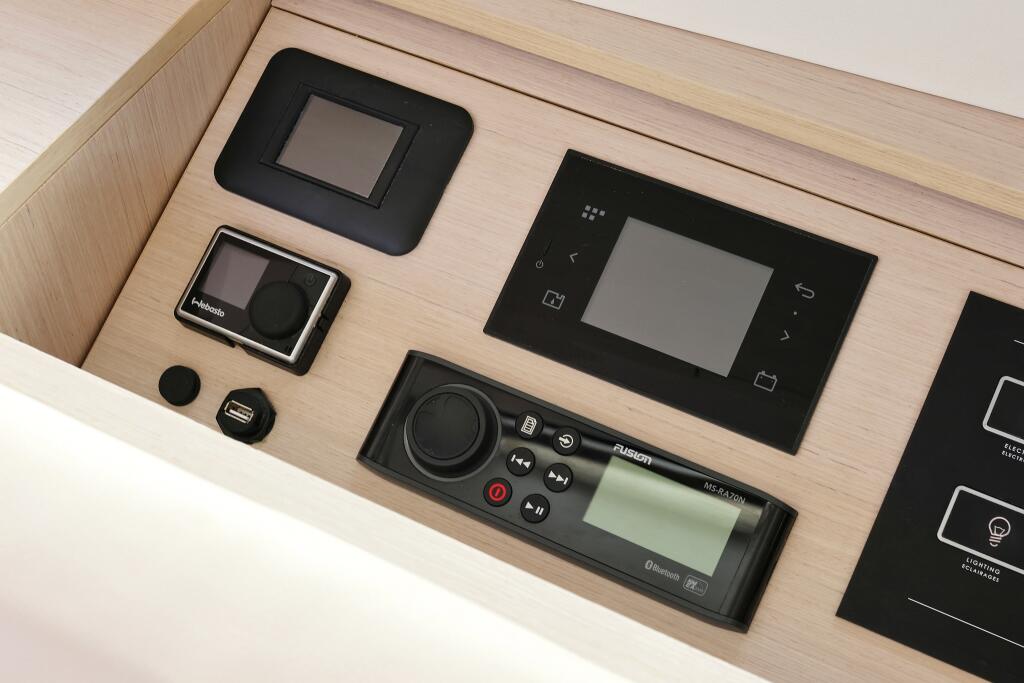 Sailing yacht 