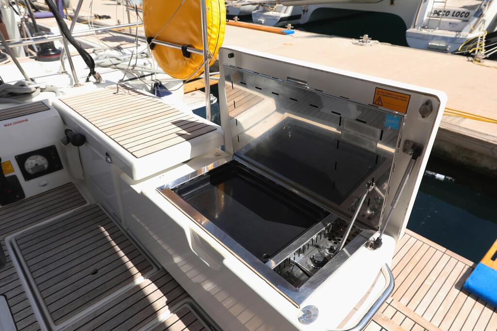 Sailing yacht 