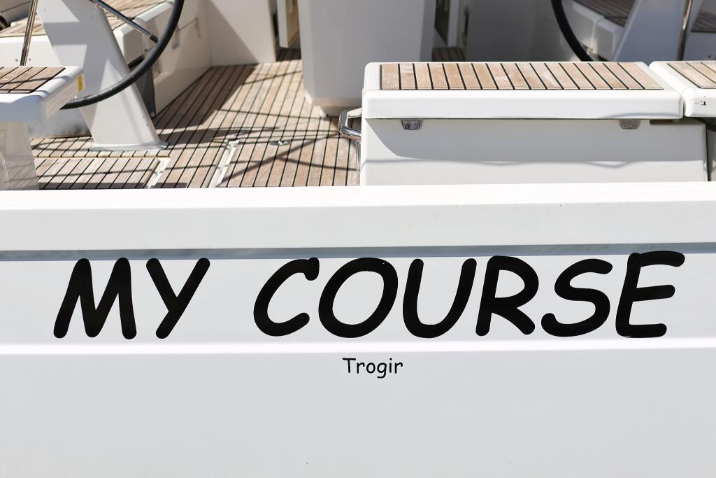 Sailing yacht 